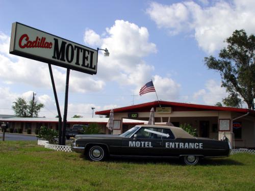 High Springs Florida: Classic Cadillac sets tone for Cadillac Motel. Round America 50-State Trip 2003. Day 10. 2004-04-10.