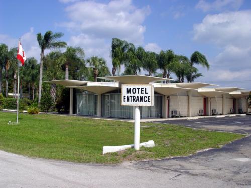 Warm Mineral Springs Florida: Motel Entrance at Warm Mineral Springs in Florida - Round America 50-State Trip 2003. Day 10 